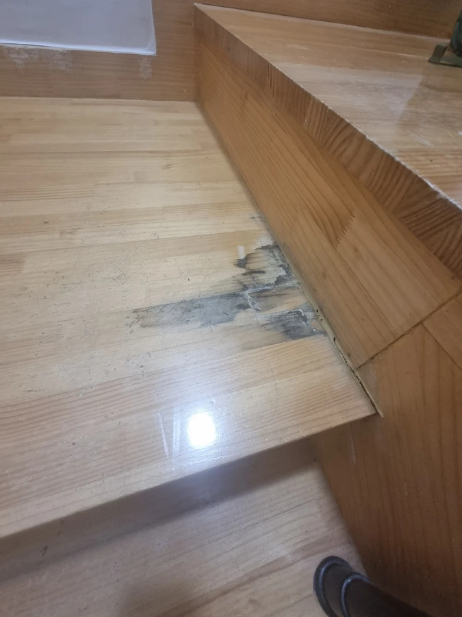 파주 목동동 파손된나무계단수리 전 손상 상태