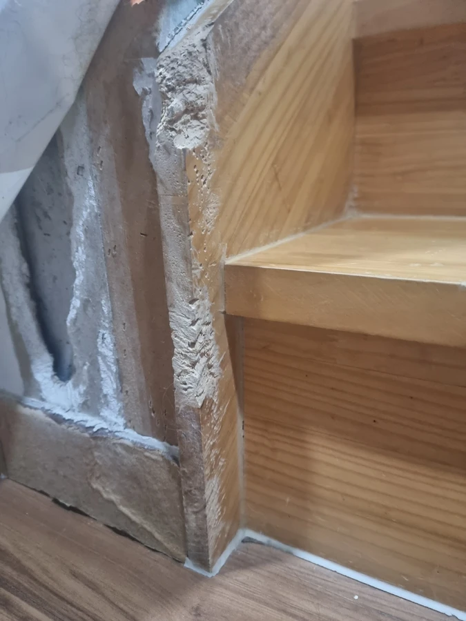파주 목동동 나무계단부분수리 전 벽면 손상